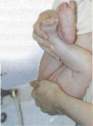 Гигиена новорождённой девочки: особенности ухода за половыми органами