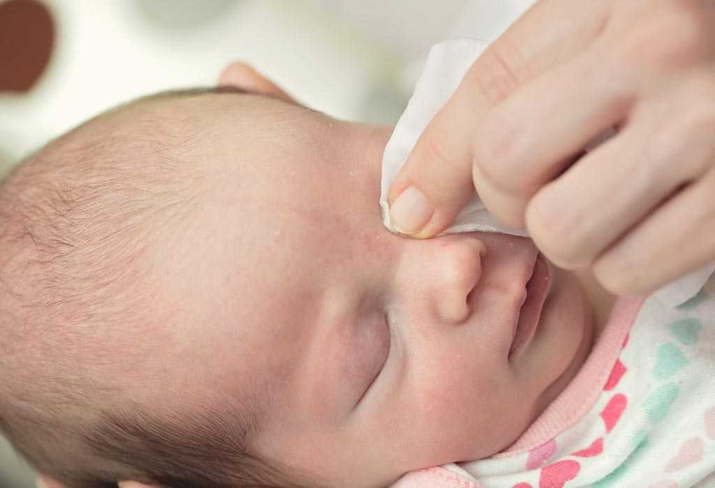 Как правильно чистить ушки у новорожденных детей