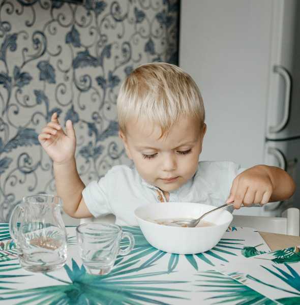 Как научить ребенка кушать самостоятельно? | уроки для мам