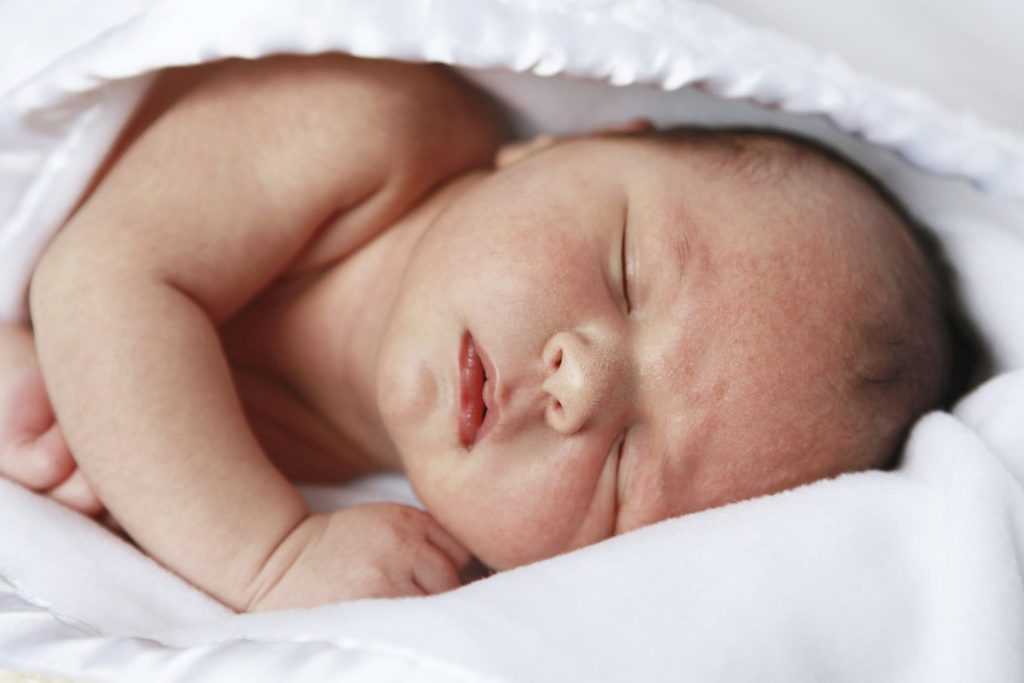 Пеленание новорожденного ребенка: широкое, тугое | нужно ли пеленать младенца, техники и способы