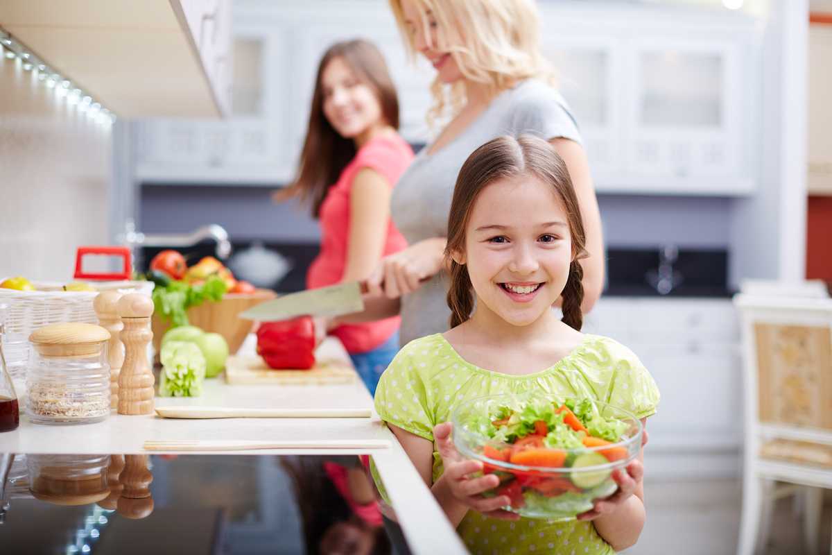 Как научить ребенка готовить еду - советы с чего начать осваивать кулинарию