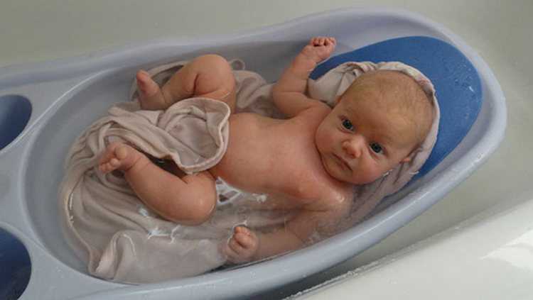 Как купать новорожденного ребенка первый раз дома: когда можно начинать после выписки, на какой день мыть грудничка, а также при какой температуре воды и в чем?