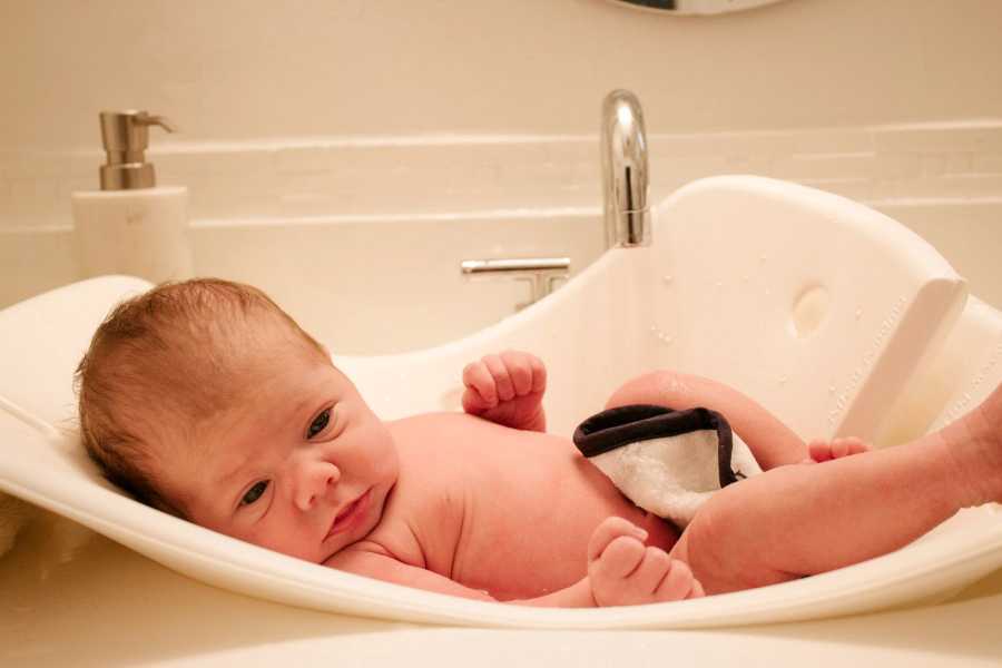 Как подмывать новорожденного — девочку? все об интимной гигиене новорождённых девочек: как, чем и когда подмывать малышку