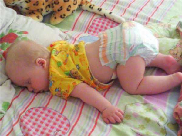 Почему ребенок спит кверху попой: опасность или норма, возможные причины