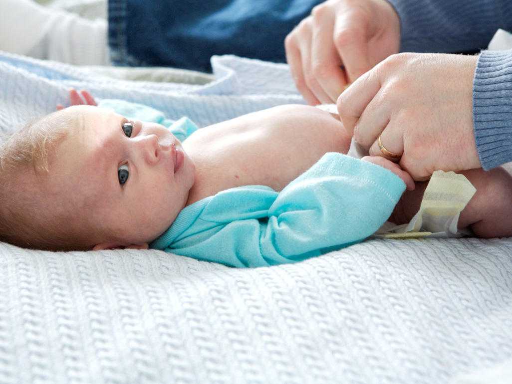 Как правильно обрабатывать пупок новорожденного: основные правила грамотного ухода и гигиены, важные советы и рекомендации