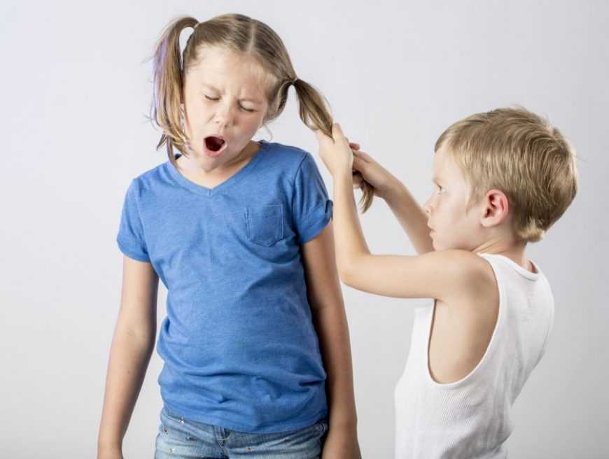 Ребенок бьет себя по голове: причины и что делать?