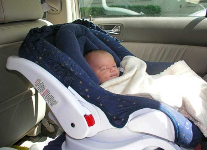 Как должен лежать ребенок в автолюльке, как класть новорожденного в автокресло?