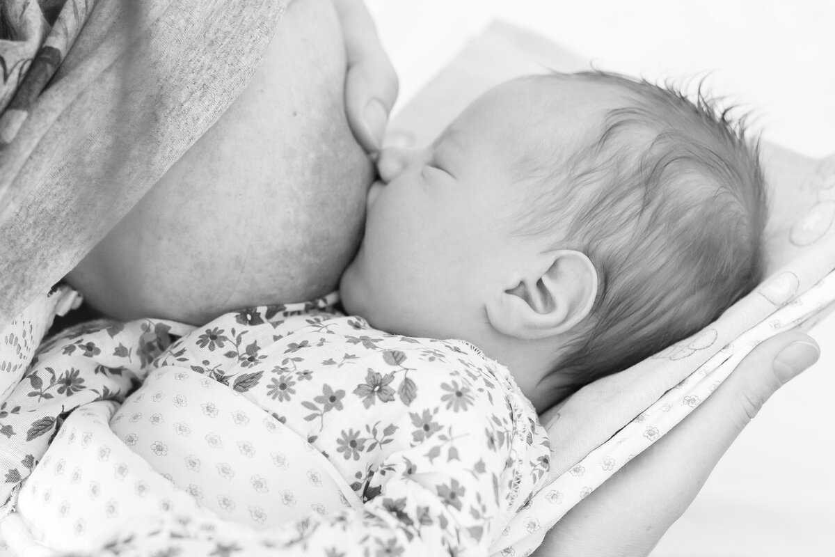 Что делать, если новорожденный засыпает во время кормления