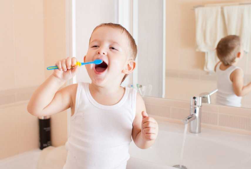 Когда начинать чистить зубы малышу?