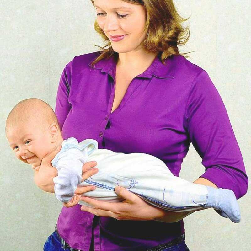 Как правильно держать новорожденного столбиком (фото и видео)