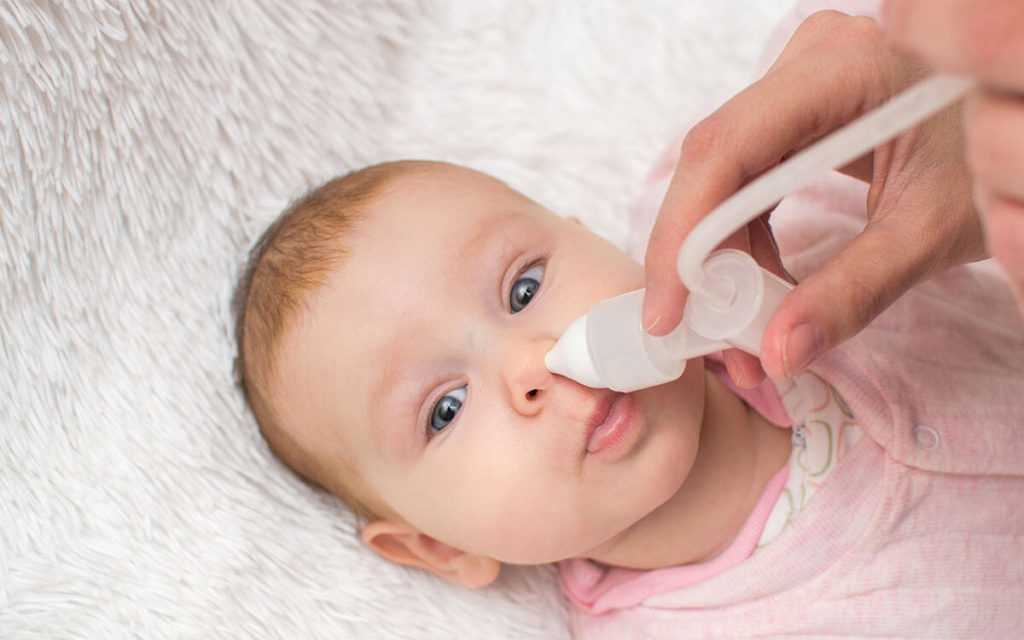 Как правильно чистить уши грудничкам до года и детям постарше от серы и других загрязнений?
