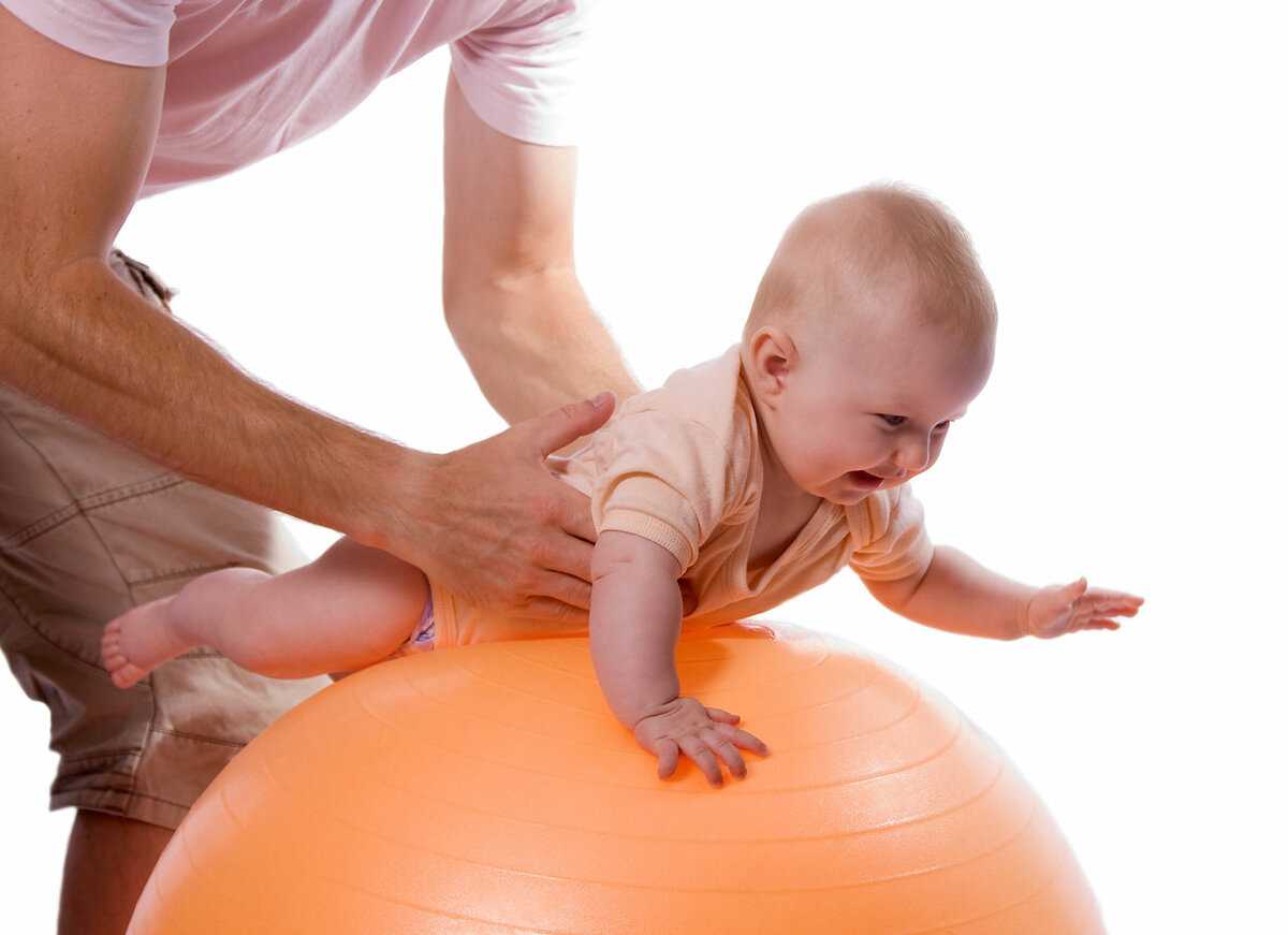 Как научить ребенка сидеть самостоятельно: упражнения для малышей 6, 7 и 8 месяцев, чем опасно присаживание грудничков, когда должен садиться сам и т.д.