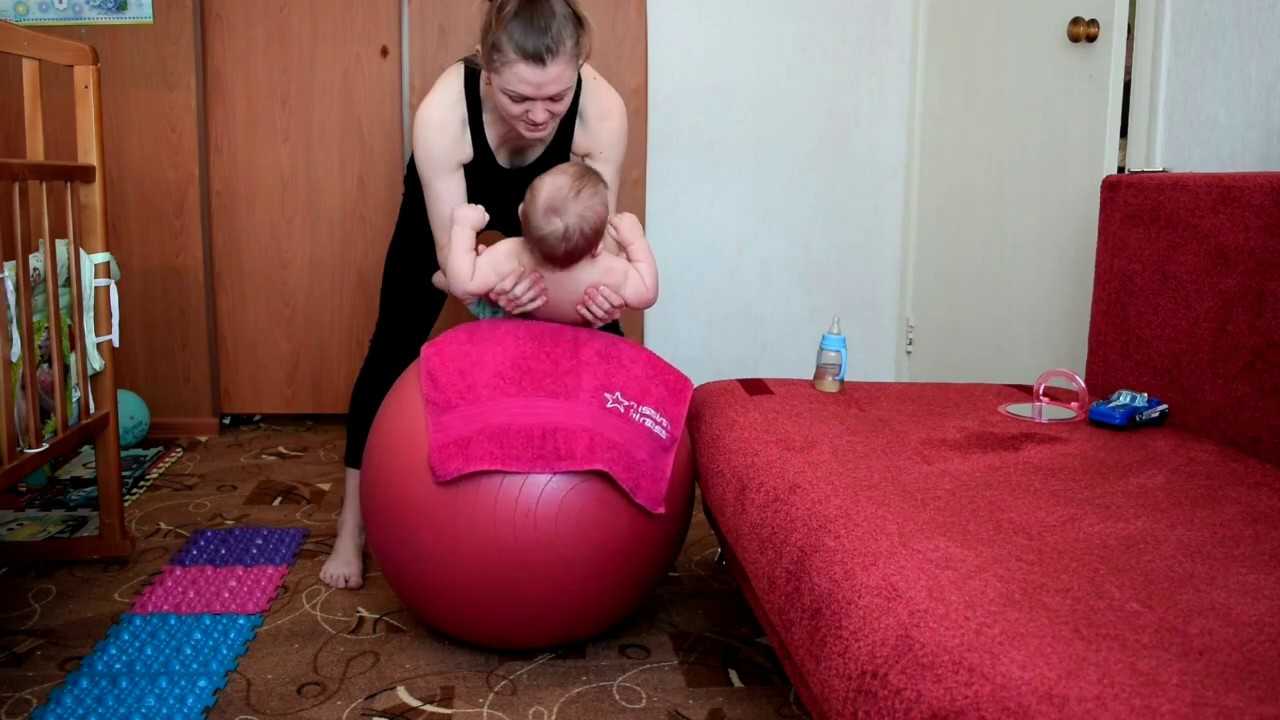 Какой необходим массаж ребенку в 6 месяцев Малыш все более активен, и теперь он уже садится и ползает. Повторяем пройденное и помогаем ему получать новые навыки.