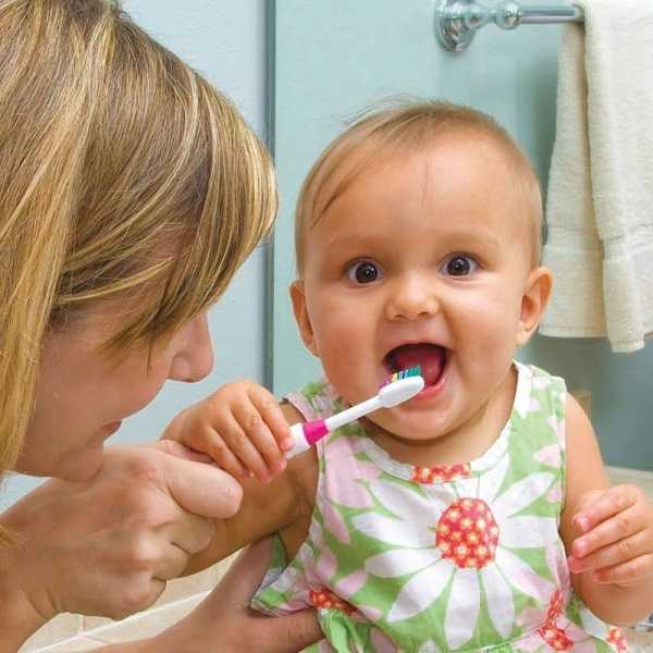 Когда начинать чистить зубы малышу?