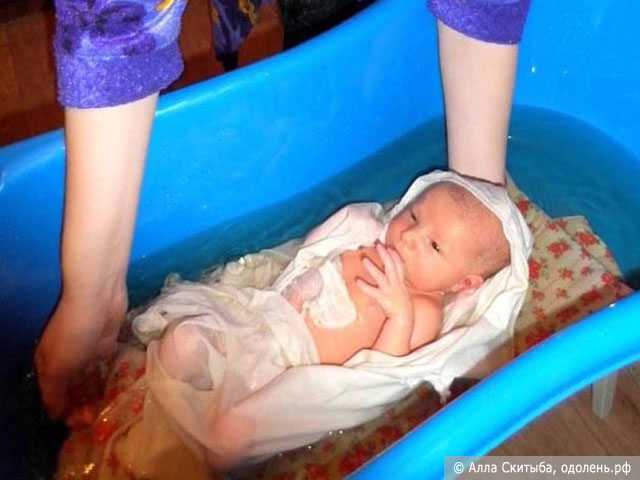 Первое купание новорожденного дома - правила для родителей