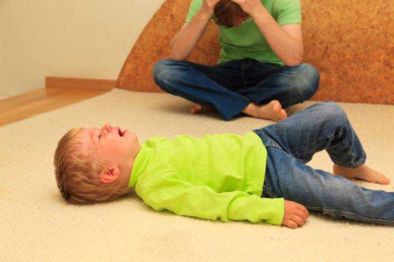 Ребенок в 2 года постоянно капризничает и часто психует: что делать?