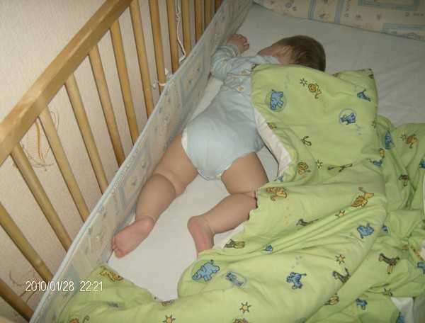 Почему ребенок спит кверху попой: опасность или норма, возможные причины