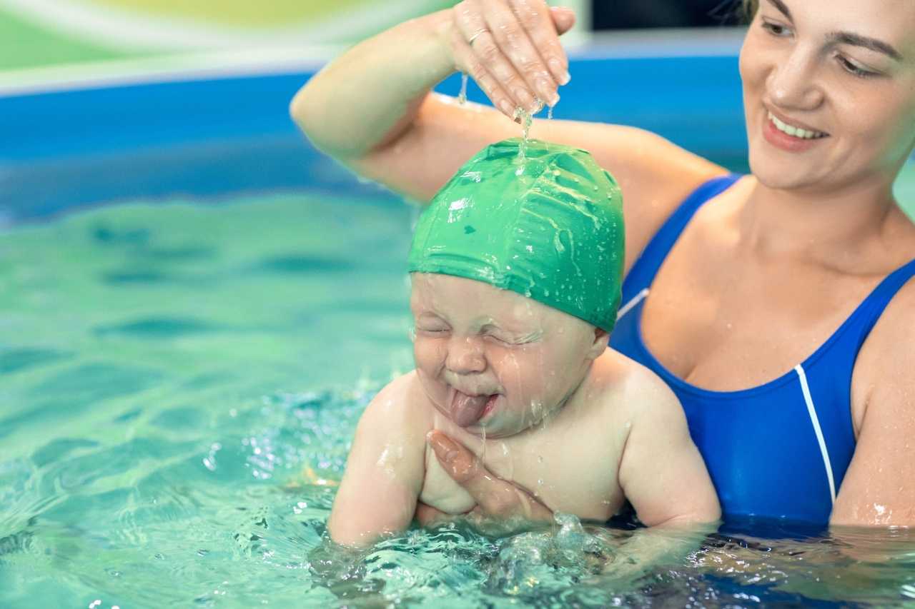 Грудничковое плавание – увлекательное, полезное мероприятие. Ребенок погружается в знакомую для него среду, развивает мышечную систему, укрепляет иммунитет, узнает окружающий мир.