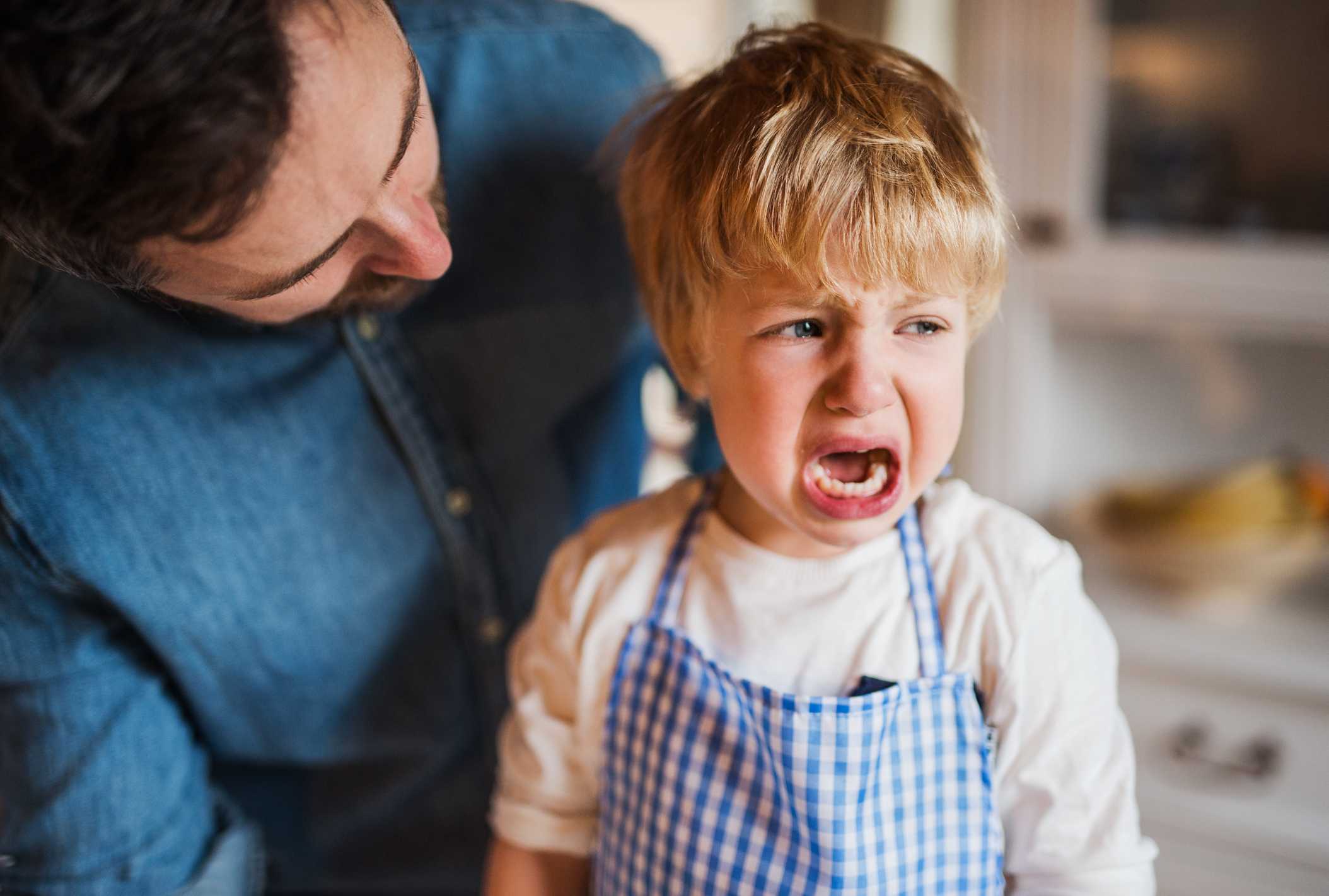Ребенку 4 года не слушается, ☝️ что делать - советы психолога, ☹️ если малыш истерит, грубит, закатывает истерики и дерется.