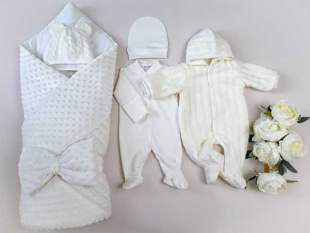 Что нужно на выписку новорожденных мальчиков и девочек: комплекты одежды, наборы