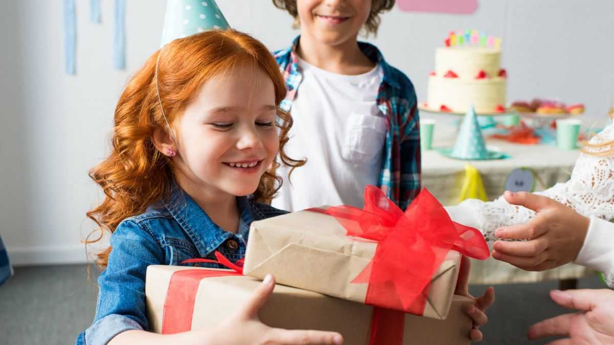 Что подарить девочке на 2 года: полный список игрушек для малышки