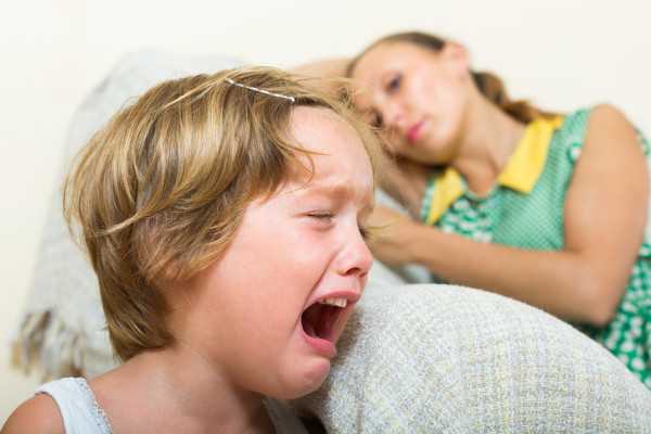 Ребенок бьет себя по голове: как реагировать родителям?