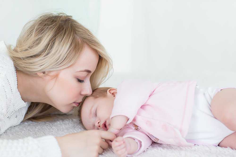 Как отучить ребенка от укачивания на руках перед сном, почему некоторые малыши спят только на руках у мамы и что с этим делать