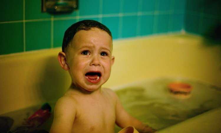 Ребенок боится купаться в ванной: что делать?