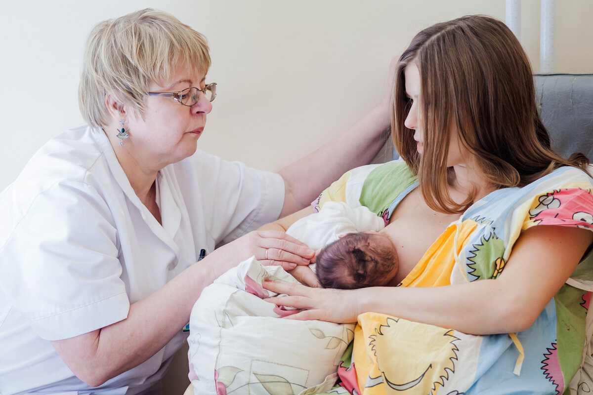 Как обращаться с новорождённым в первые дни: кормление и уход