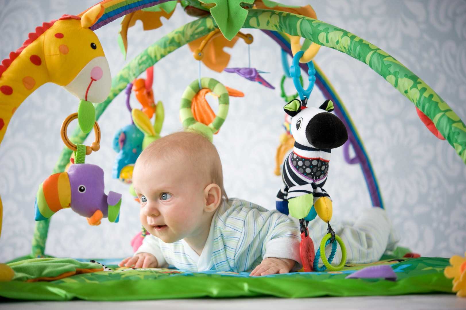 Игрушки в 5 месяцев ребенку для развития: что лучше купить малышу