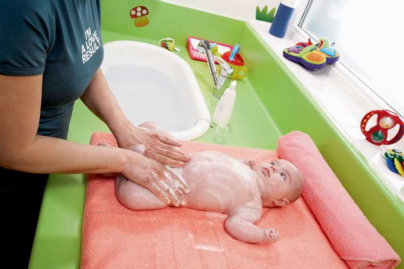 Первое купание новорожденного: 7 правил для грудничка