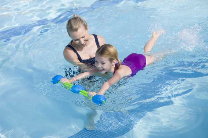 Вы узнаете в каком возрасте и с чего стоит начинать учить ребенка плавать, каких правил следует придерживаться в процессе обучения, а также в чем польза и преимущества плавания.