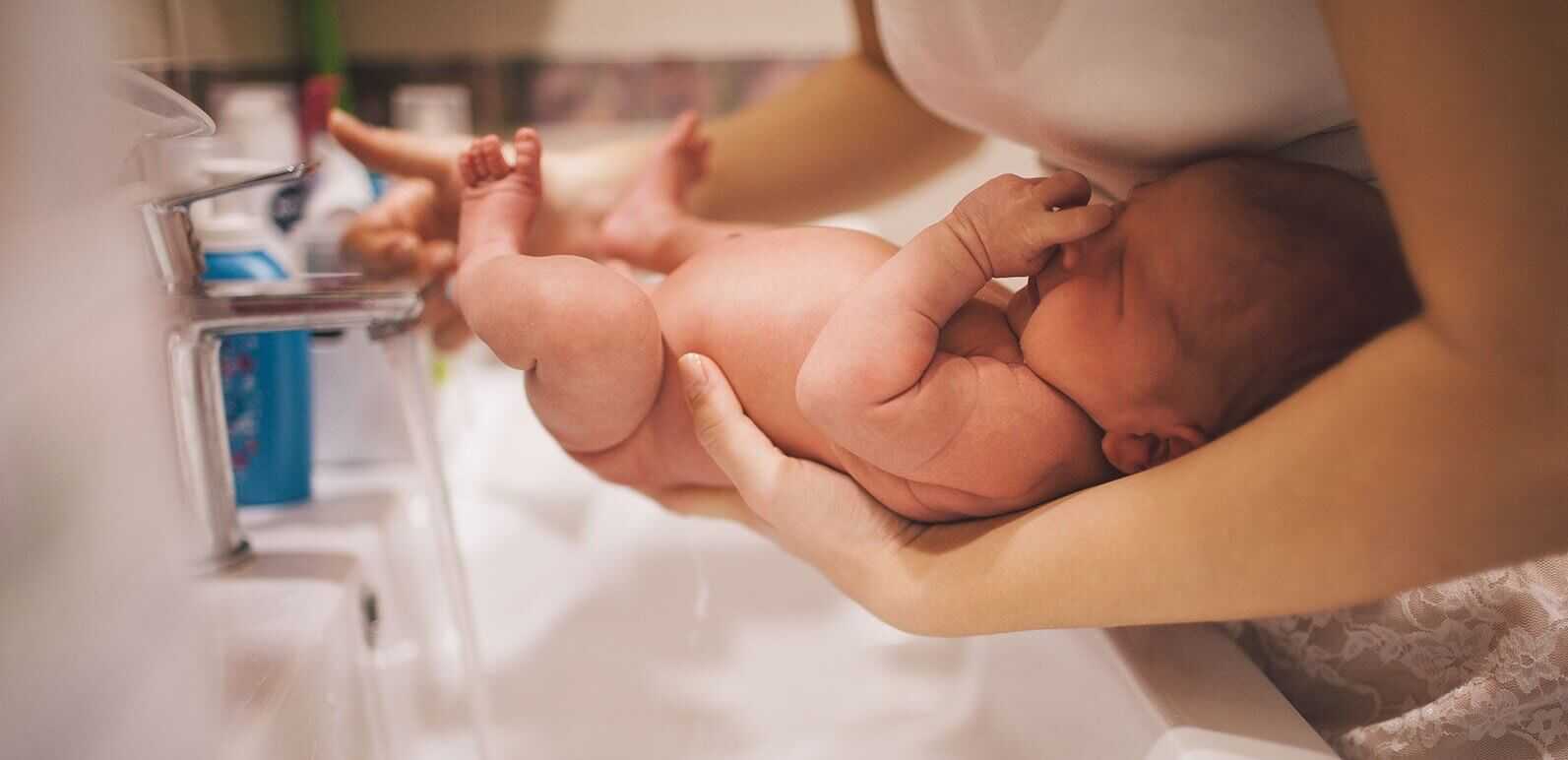 Как ухаживать за новорожденным ребенком и как правильно обрабатывать малыша
