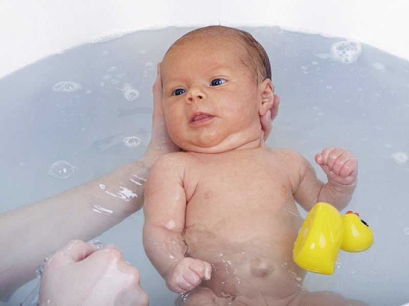 Правила купания грудных детей и температура воды