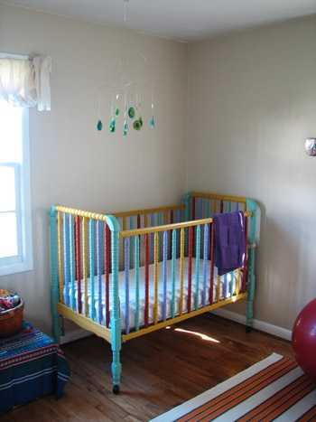 Краска для детской кроватки: особенности, критерии выбора, монтаж