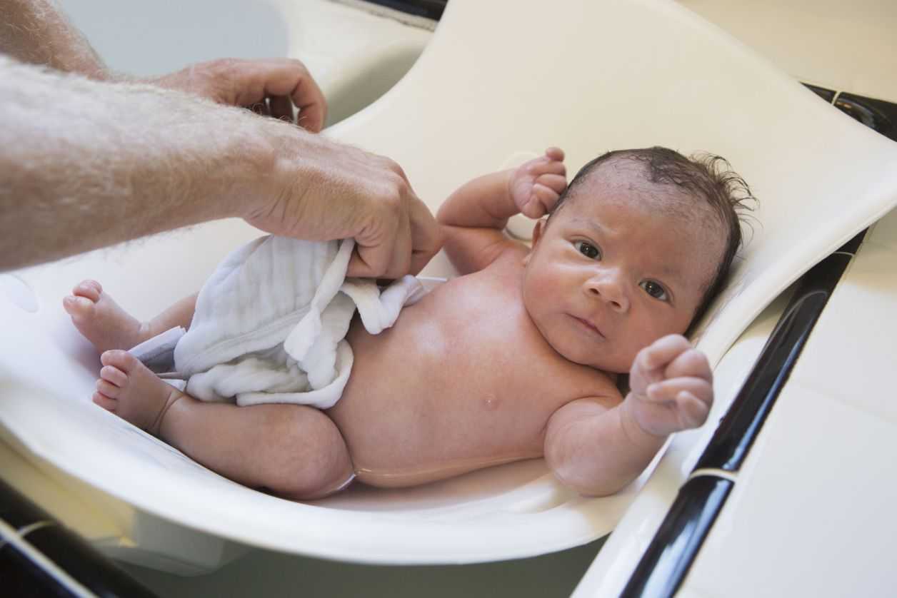 Ухаживаем правильно за новорождённой девочкой после роддома: развитие и первый месяц жизни