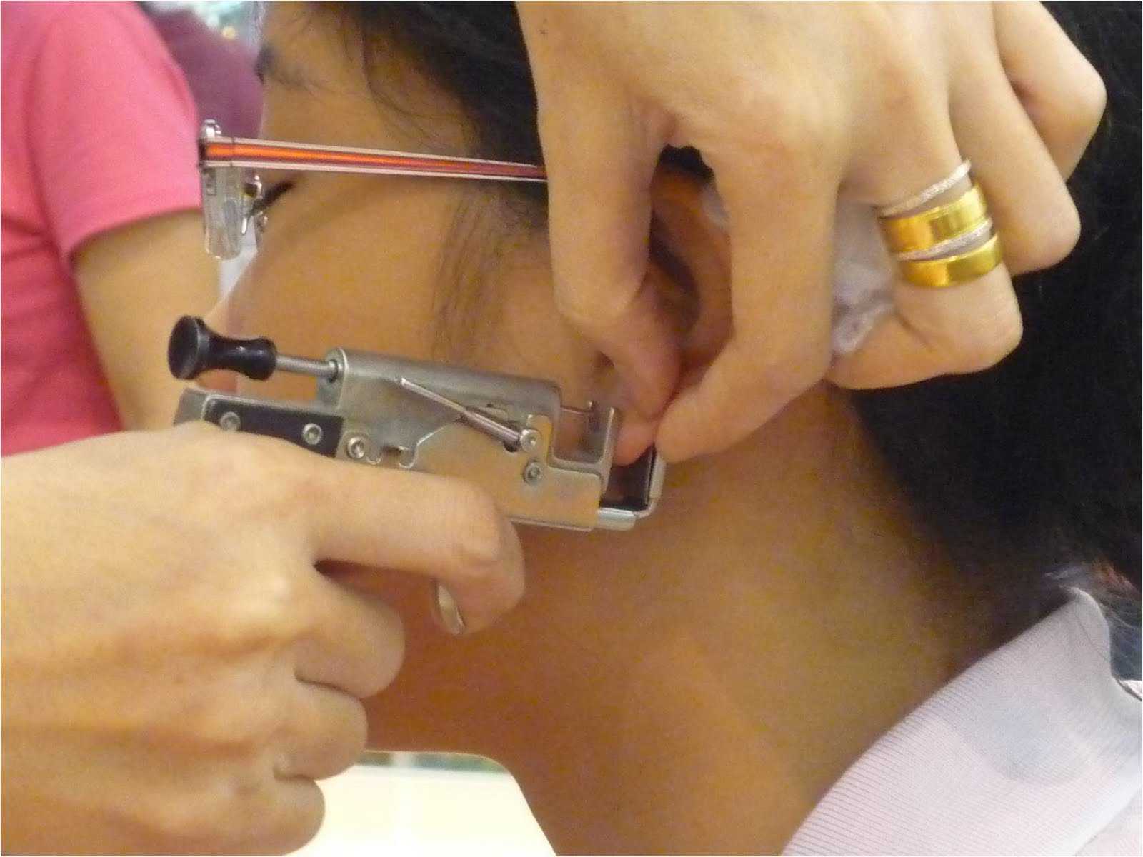 Проколотые уши чтобы быстро зажили. как производить обработку ушей после прокола
