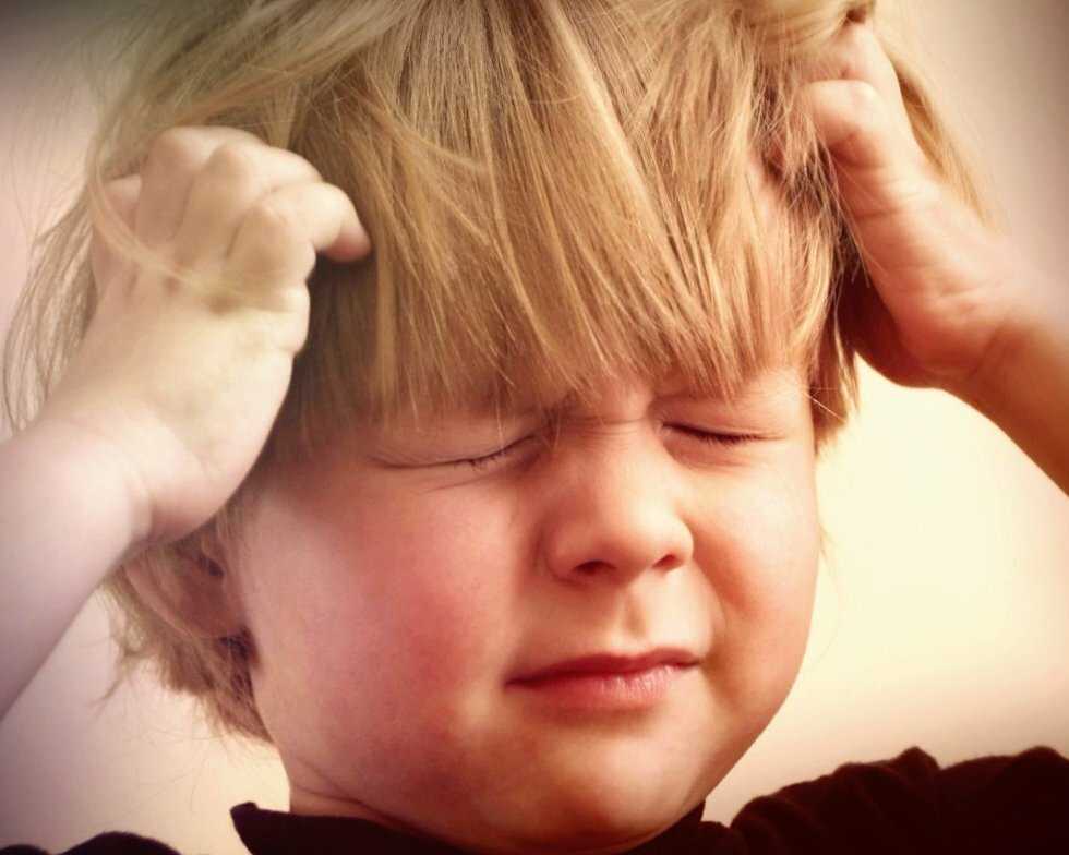 Ребенок бьет себя по голове когда злится: почему, причины