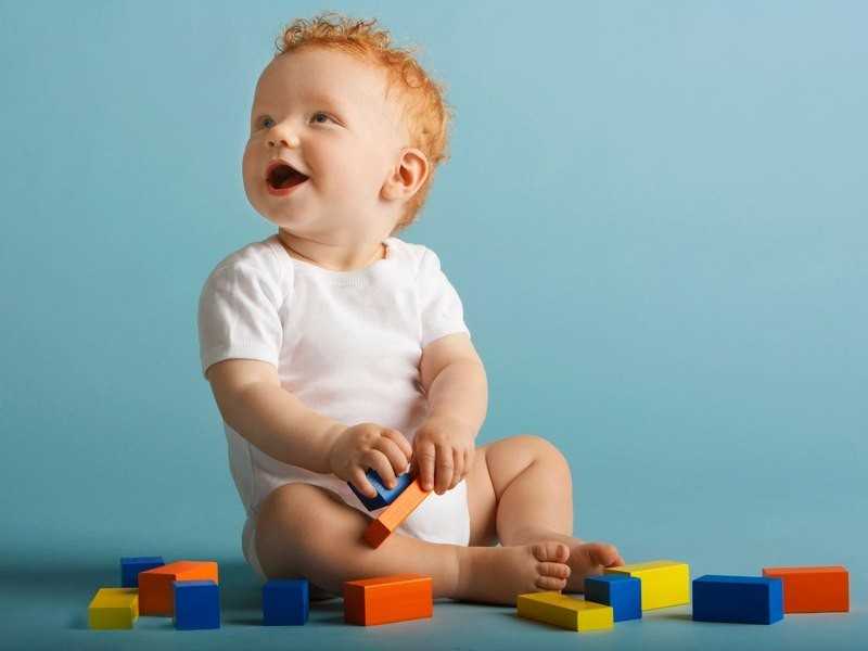 Как развивать малыша в 7 месяцев, чему пора учить?