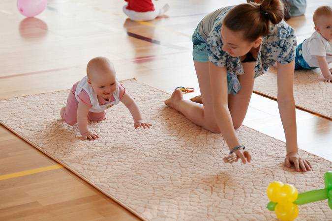 Развитие ребенка: первый шаг малыша — как научить ходить