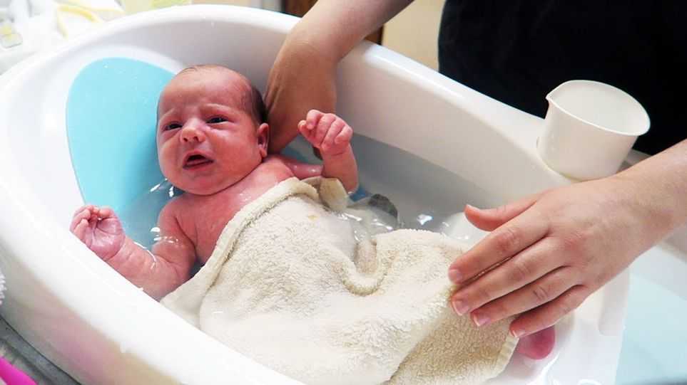 Купание новорожденного первый раз после роддома: основные правила