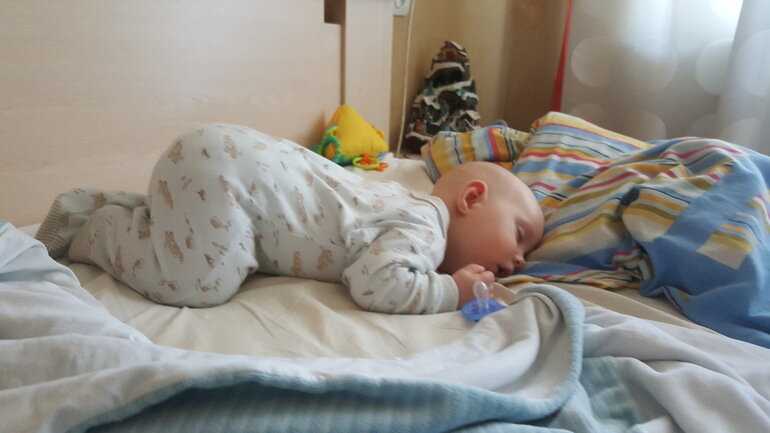 Сколько должен спать ребенок в 9 месяцев — нормы дневного и ночного сна
