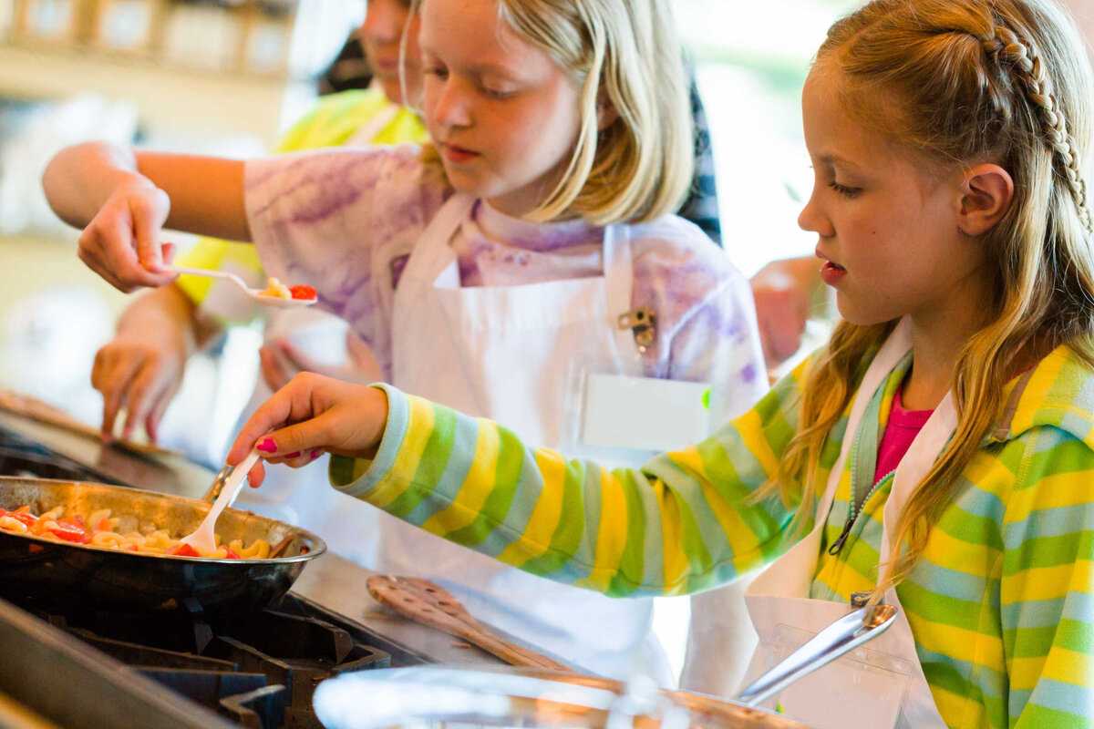 Как научить ребенка готовить еду — советы, с чего начать осваивать кулинарию. почему важно учить ребенка готовить