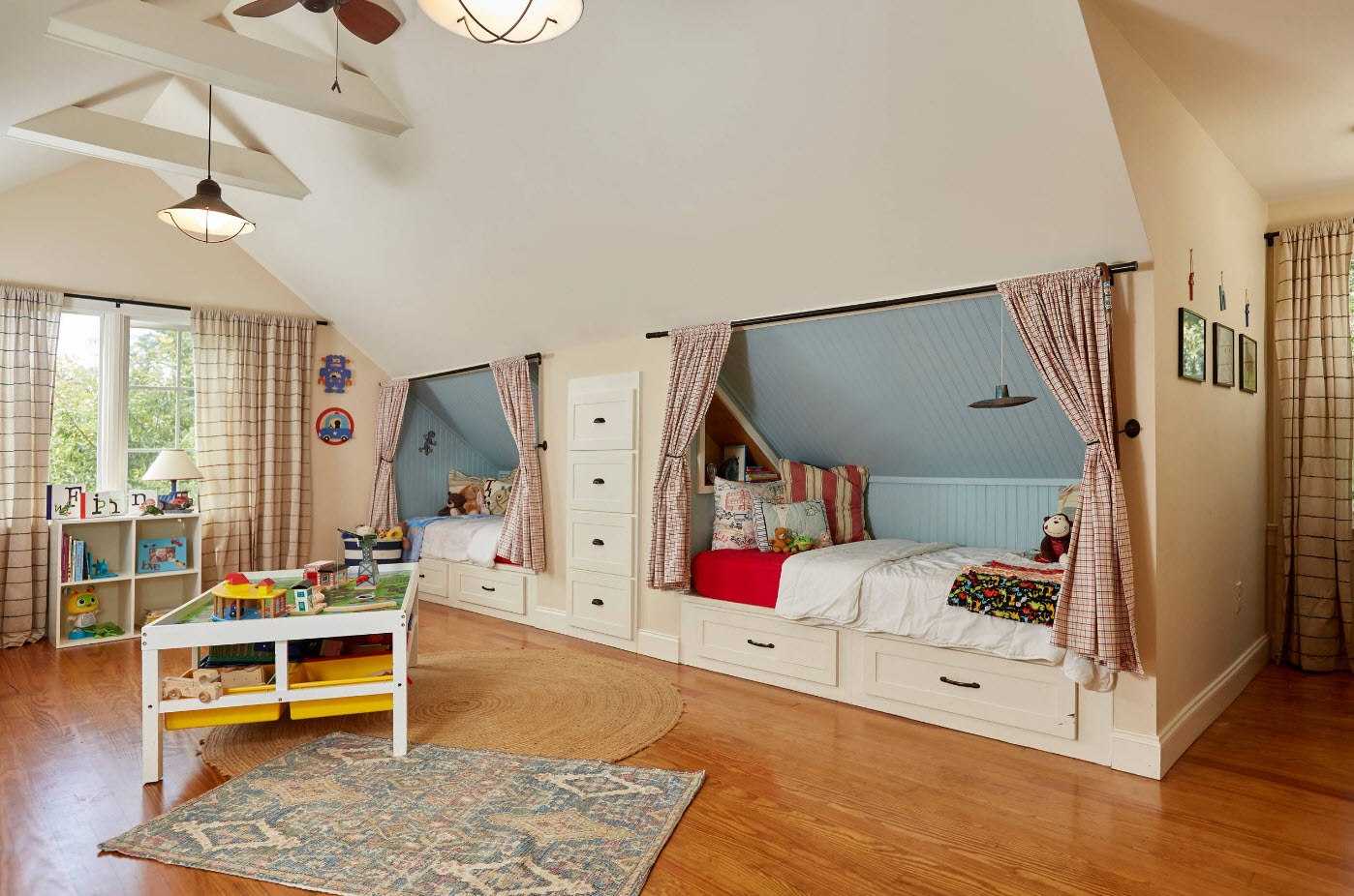 Дизайн интерьера детской комнаты на мансардном этаже: плюсы и минусы помещения "под крышей", интересные варианты с фото, особенности оформления детской