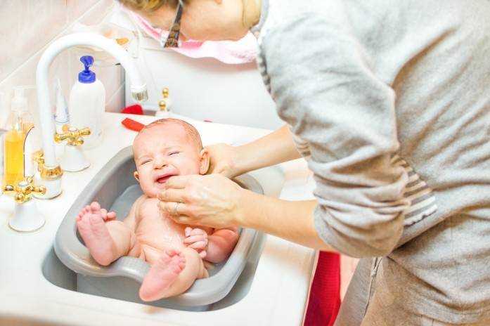 Как ухаживать за новорожденным в первый месяц жизни