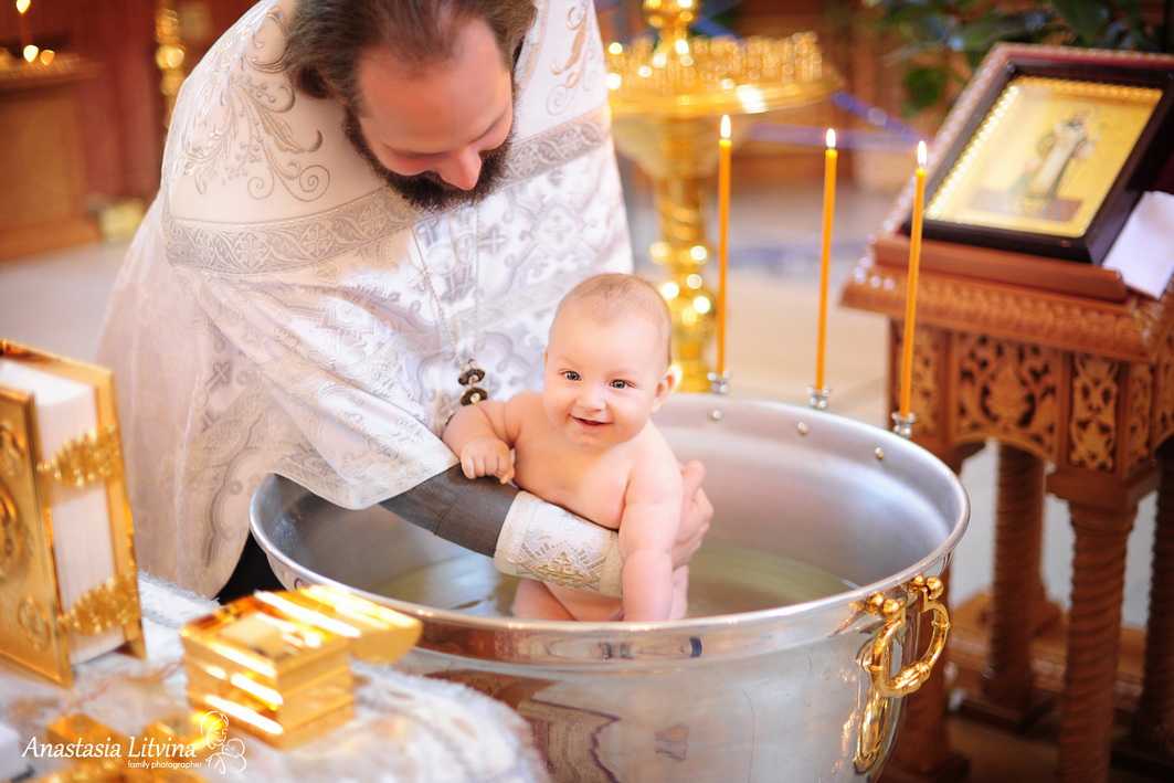 Кому нельзя быть крестными родителями – почему женщины не крестят первую девочку