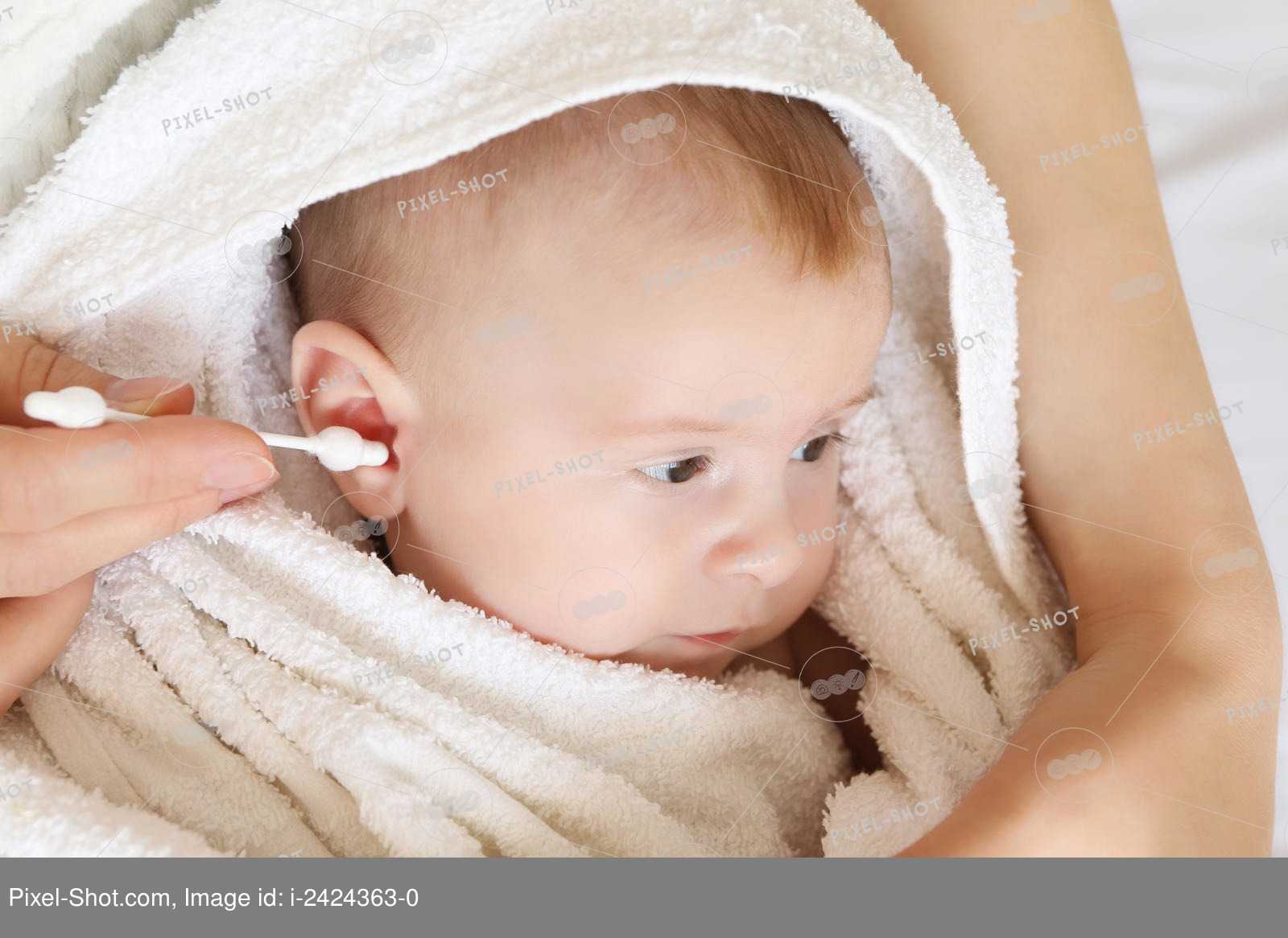 Как правильно и чем чистить уши ребенку?