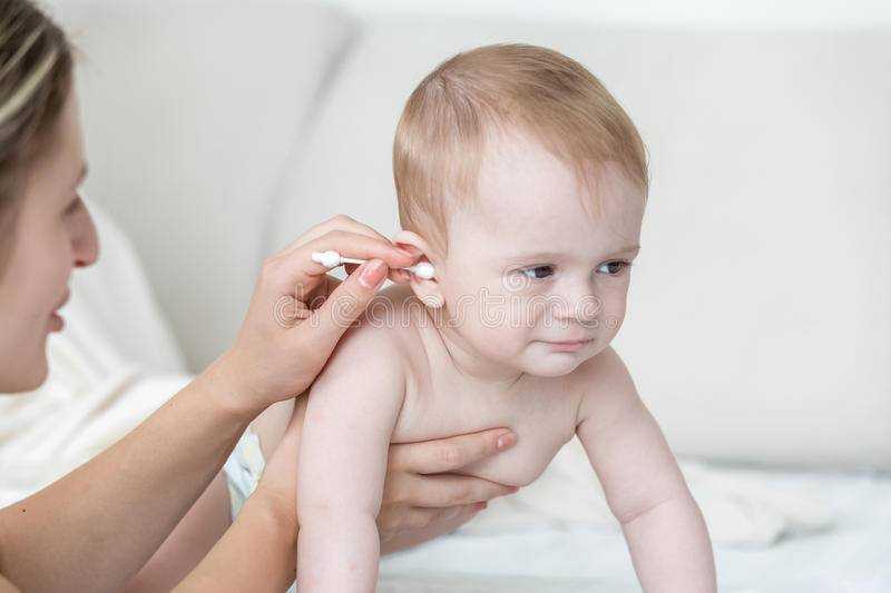 Гигиена малыша – как правильно чистить уши ребенку