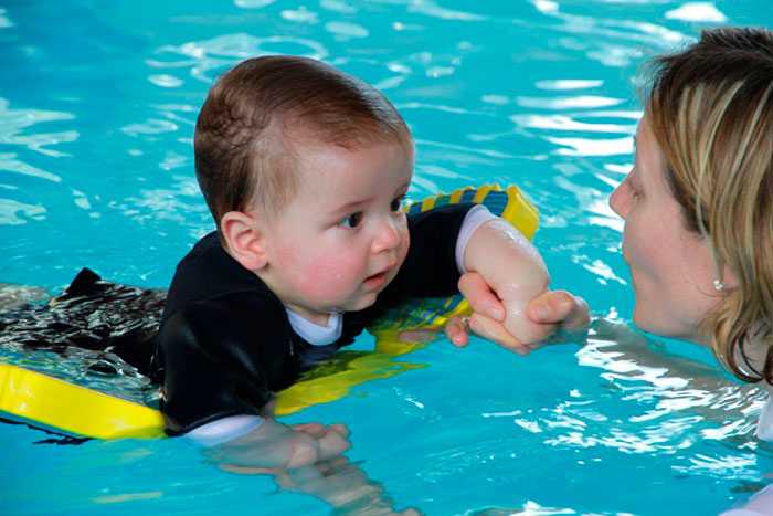 Как научить ребенка плавать в море и как учат детей в бассейне