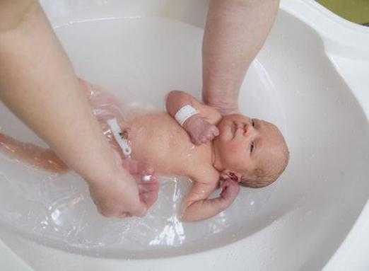 Как купать новорожденного ребенка правильно: что нужно знать
